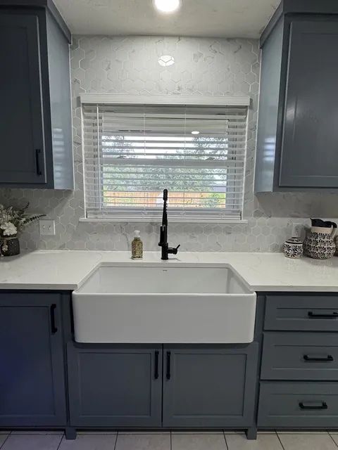 Farmhouse sink under the window