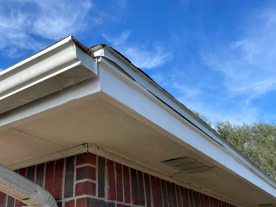 New fascia at the roof corner
